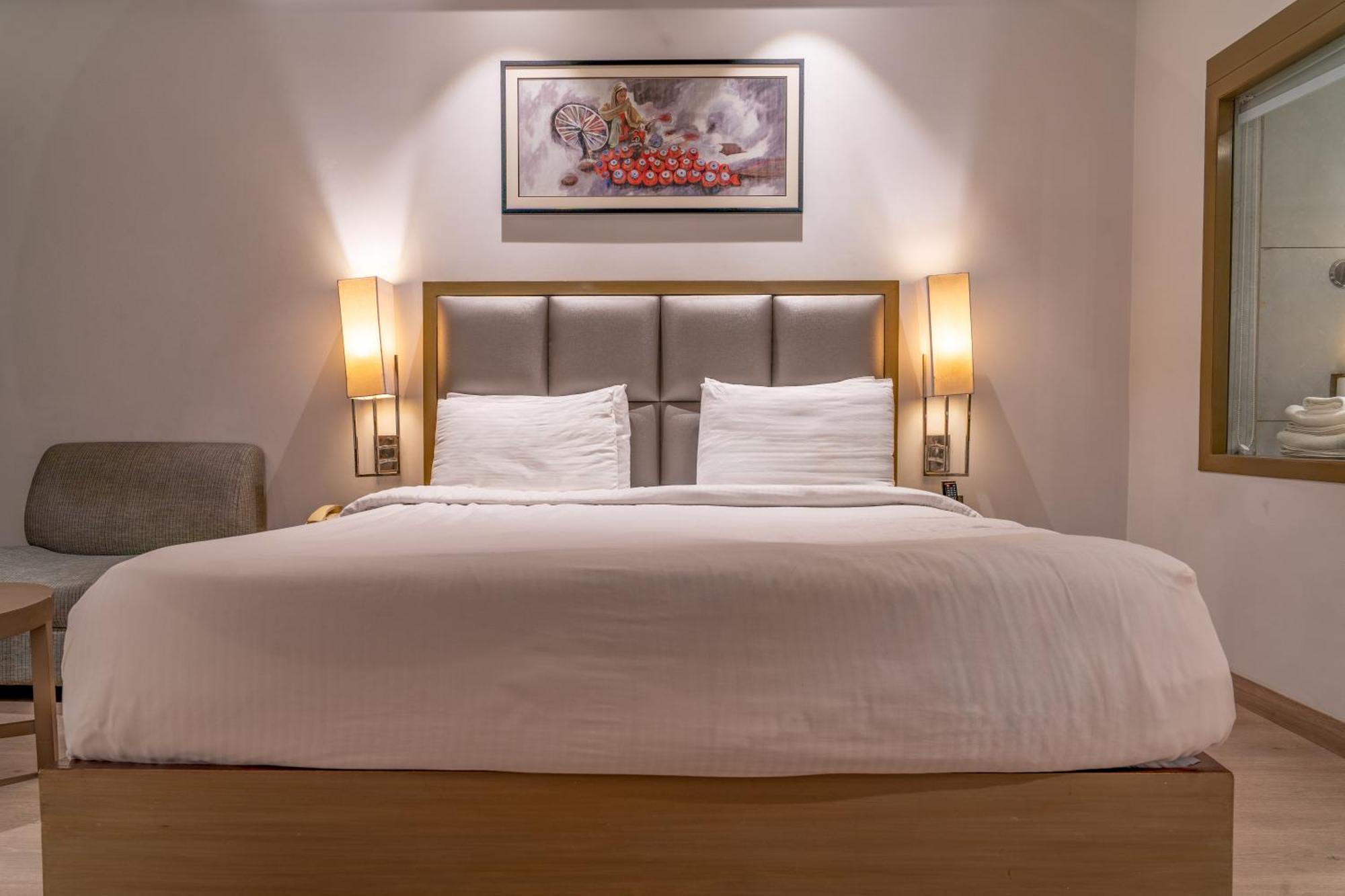 Regenta Place Amritsar By Royal Orchid Hotels Limited Bagian luar foto